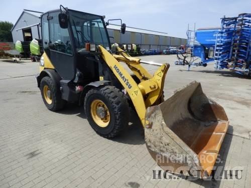 Komatsu 65 Gumikerekes homlokrakodók