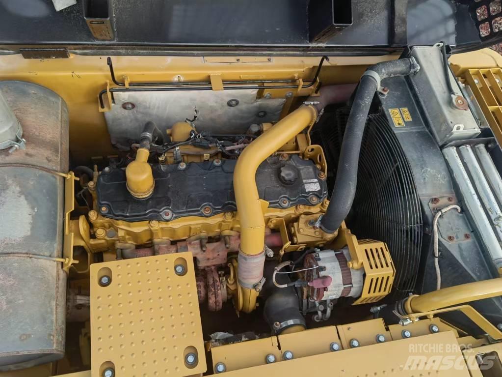 CAT 325 D2 Lánctalpas kotrók