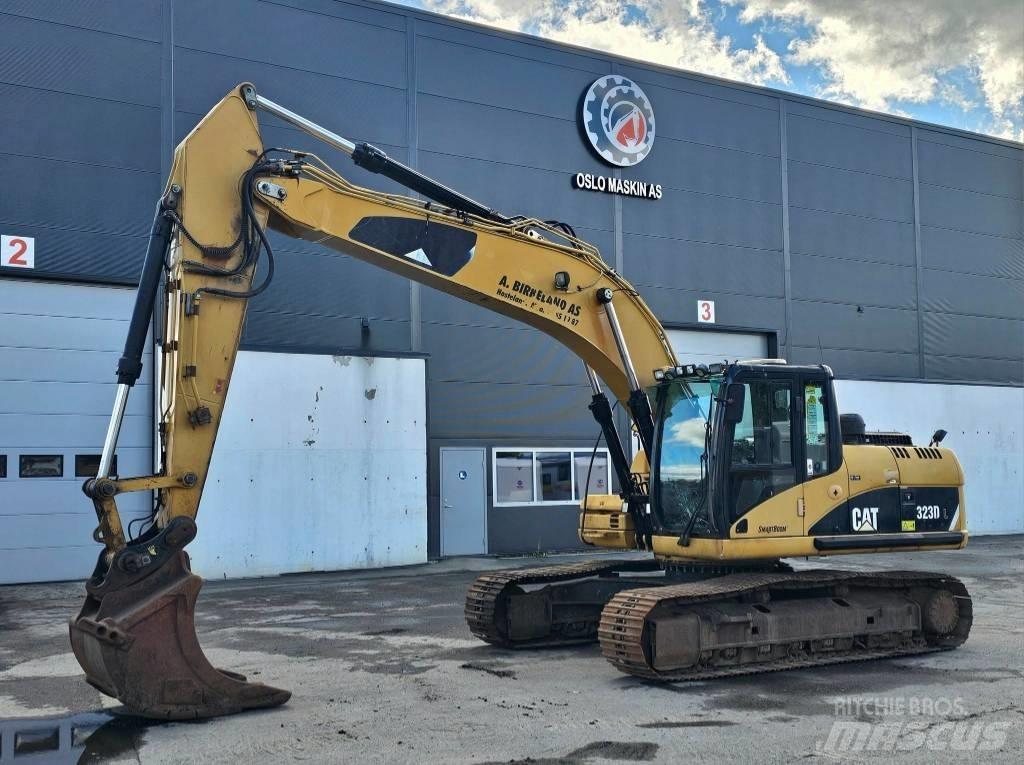 CAT 323 D L Lánctalpas kotrók