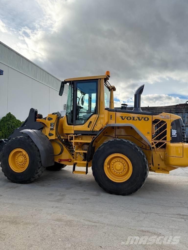 Volvo L 90 F Gumikerekes homlokrakodók