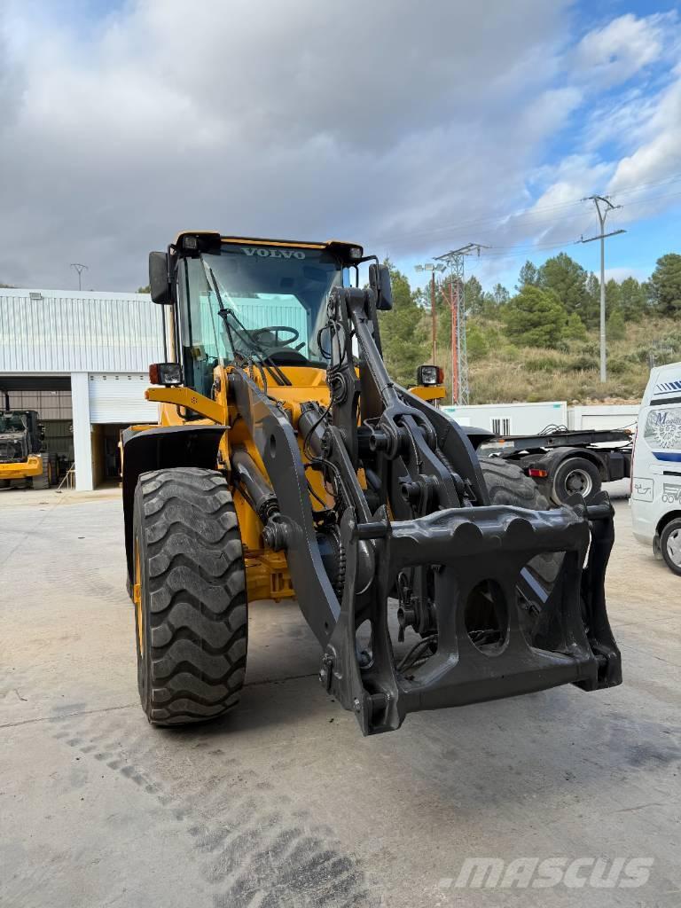 Volvo L 90 F Gumikerekes homlokrakodók