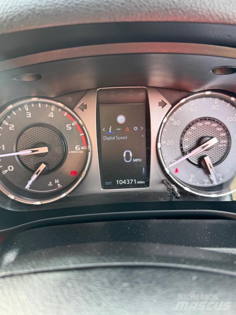 Toyota Hilux Active Kis teherszállító/Platós kocsi