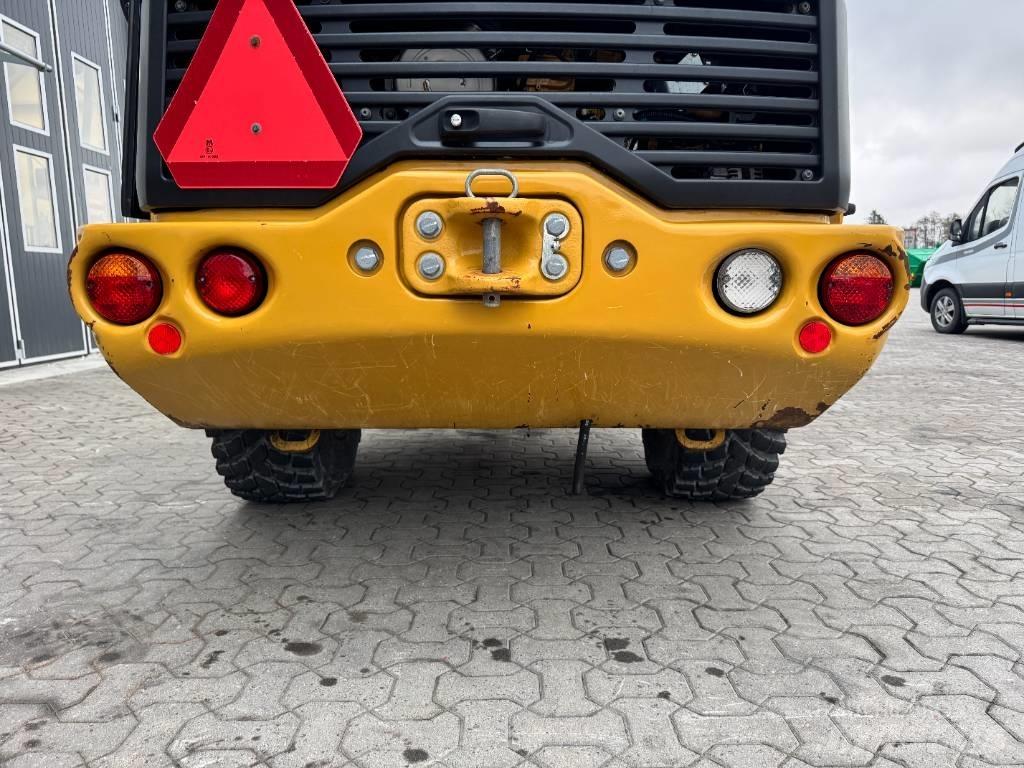CAT 906M 35 km/h Gumikerekes homlokrakodók