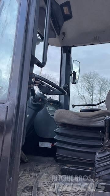 JCB 411 Gumikerekes homlokrakodók