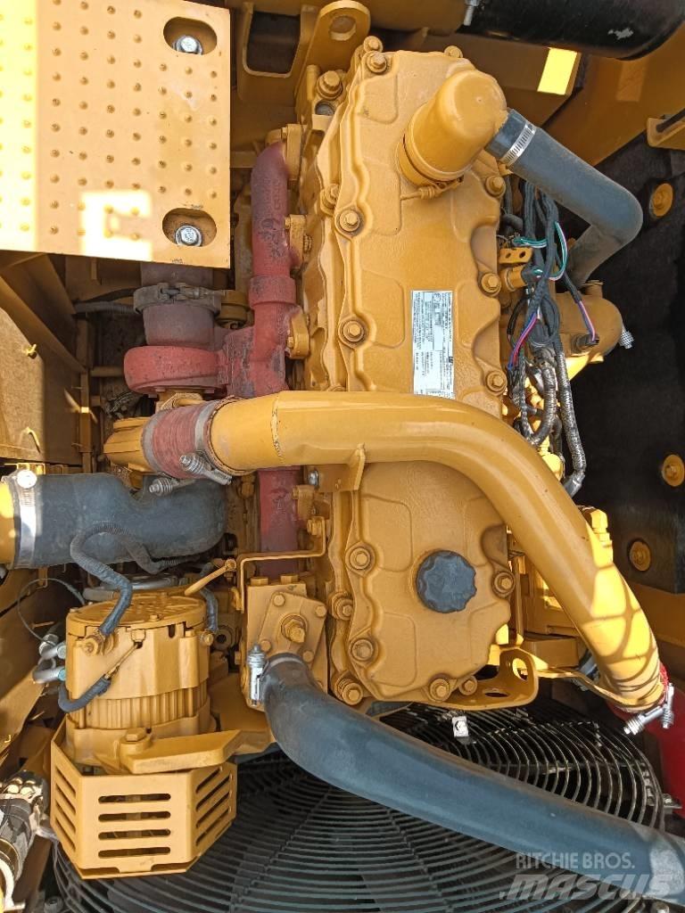 CAT 324D2 Közepes (midi) kotrók 7 t - 12 t