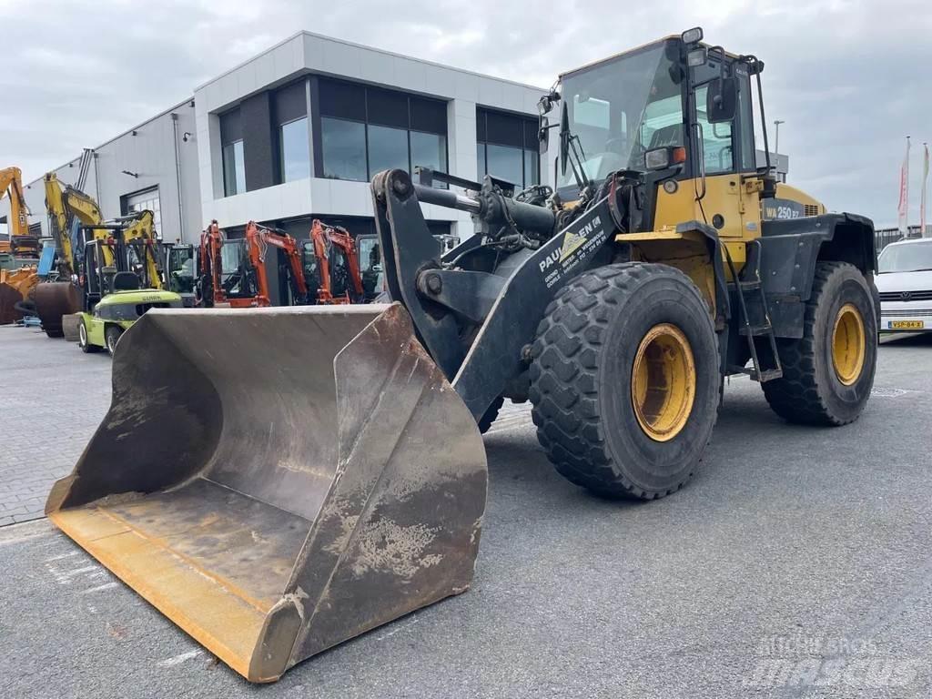 Komatsu WA250 Gumikerekes homlokrakodók