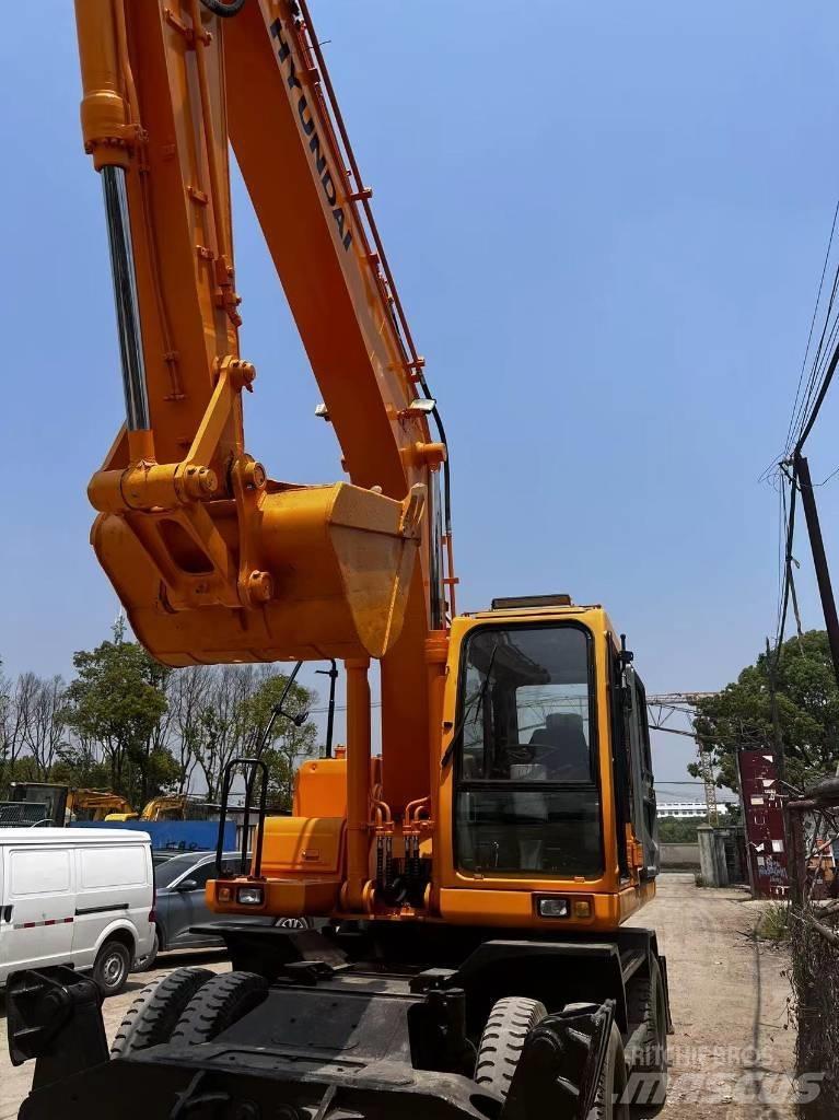 Hyundai 210W-7 Gumikerekes kotrók