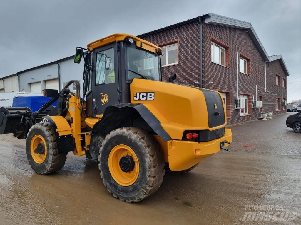 JCB 411 + 4 Gumikerekes homlokrakodók