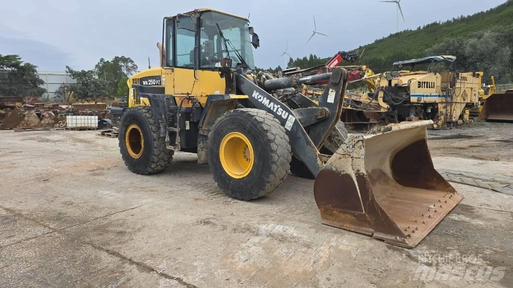 Komatsu WA 250 Gumikerekes homlokrakodók