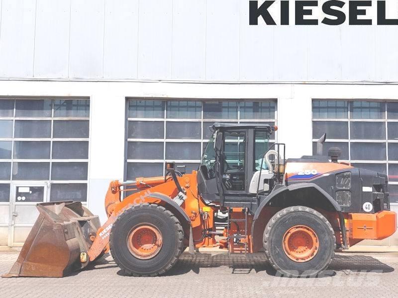Hitachi ZW 250-6 Gumikerekes homlokrakodók