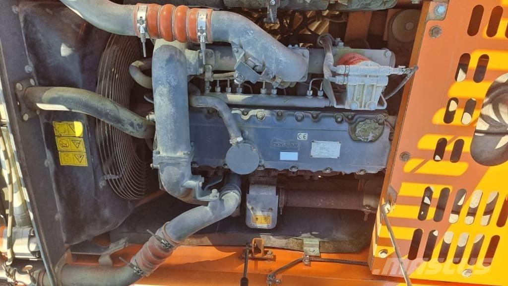 Doosan DX 225 Lánctalpas kotrók