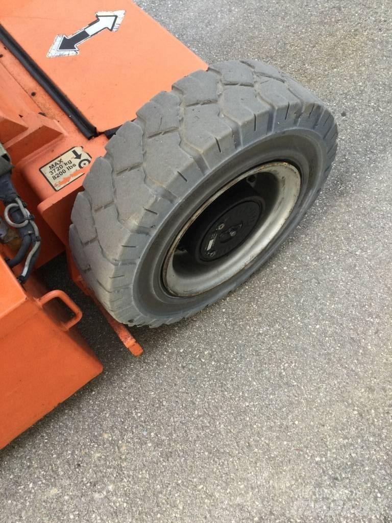 JLG E 300 AJP Karos emelők