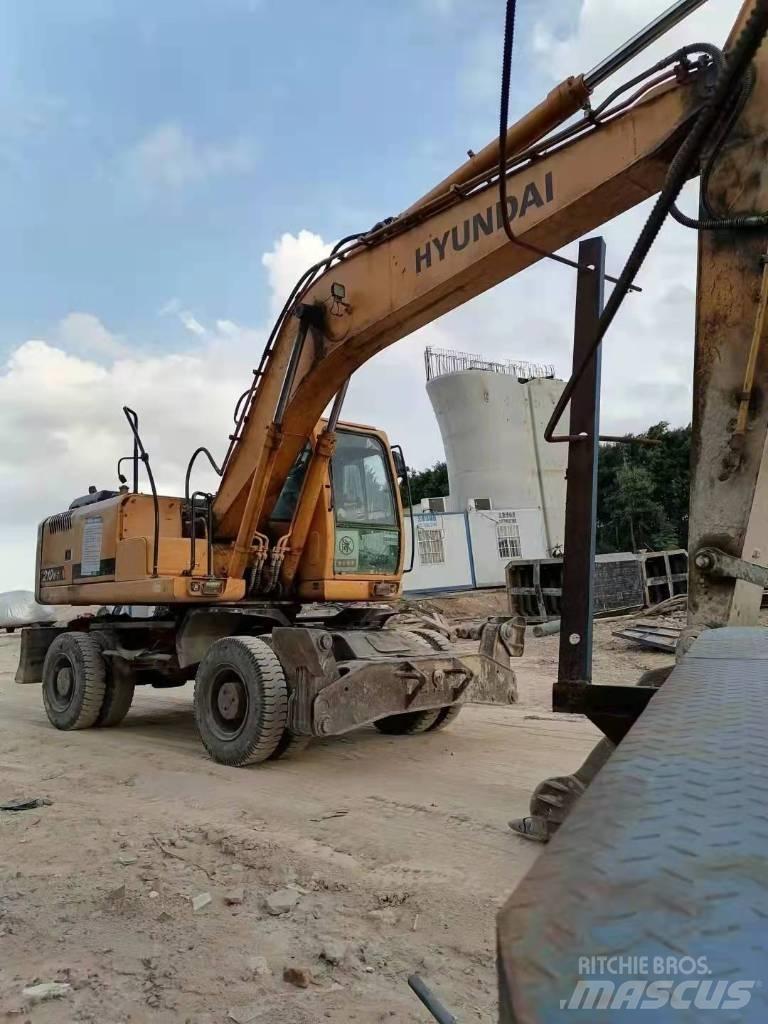 Hyundai 210W Gumikerekes kotrók