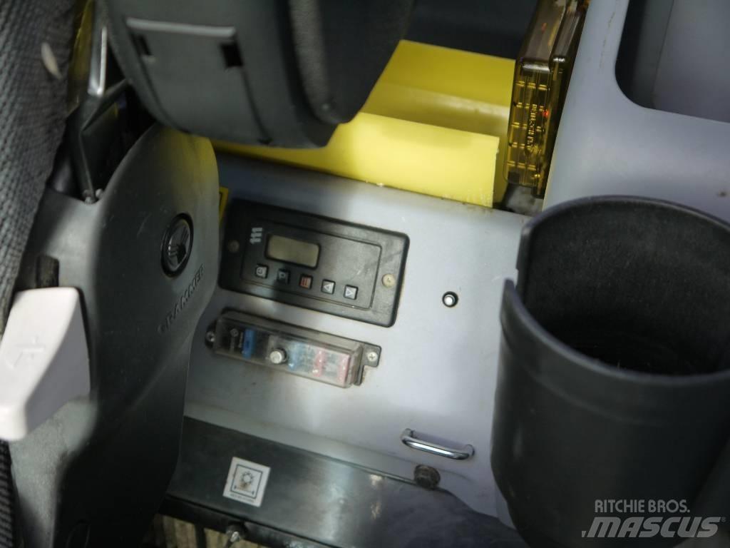 Komatsu PW 160-7E0 Gumikerekes kotrók