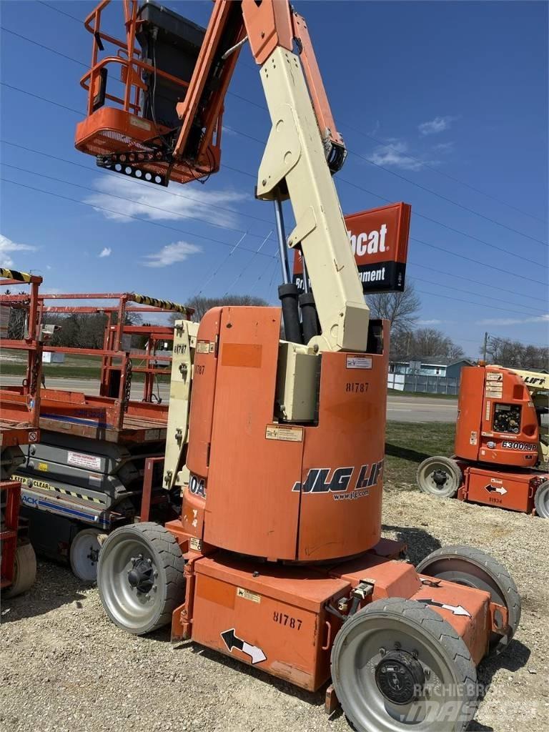 JLG E300AJP Karos emelők