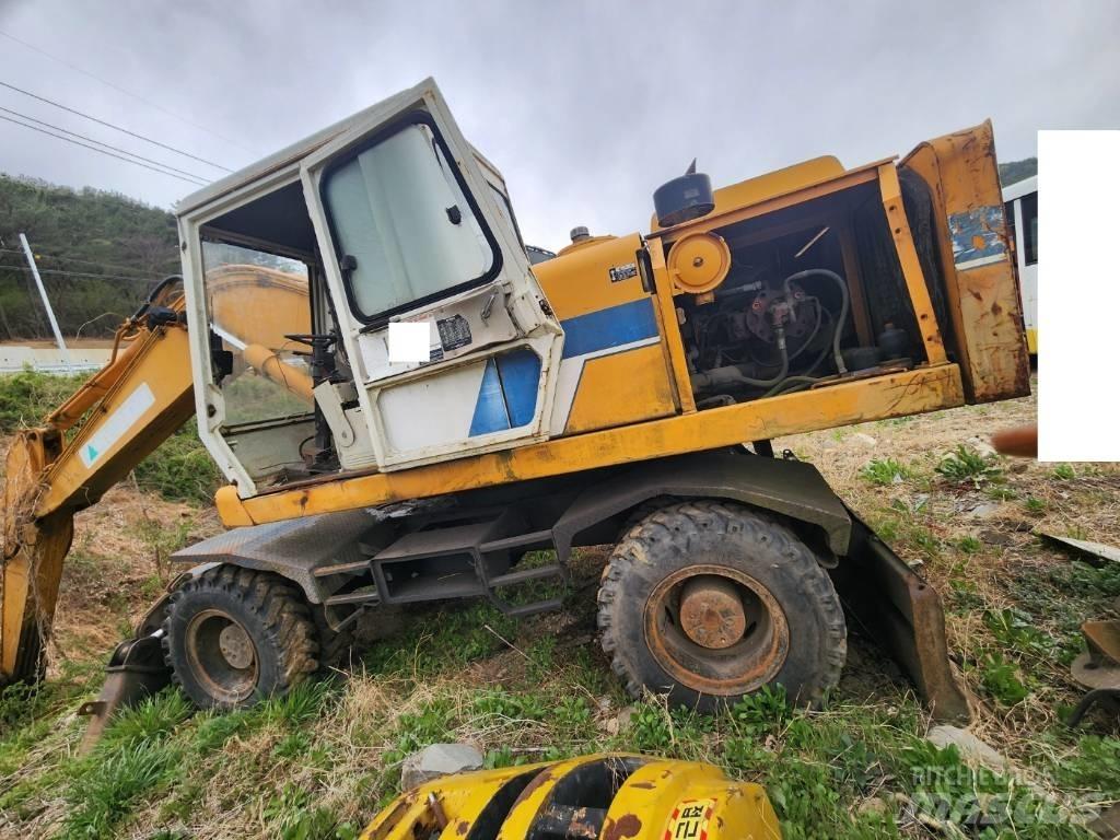 Hyundai ROBEX 2000W Gumikerekes kotrók