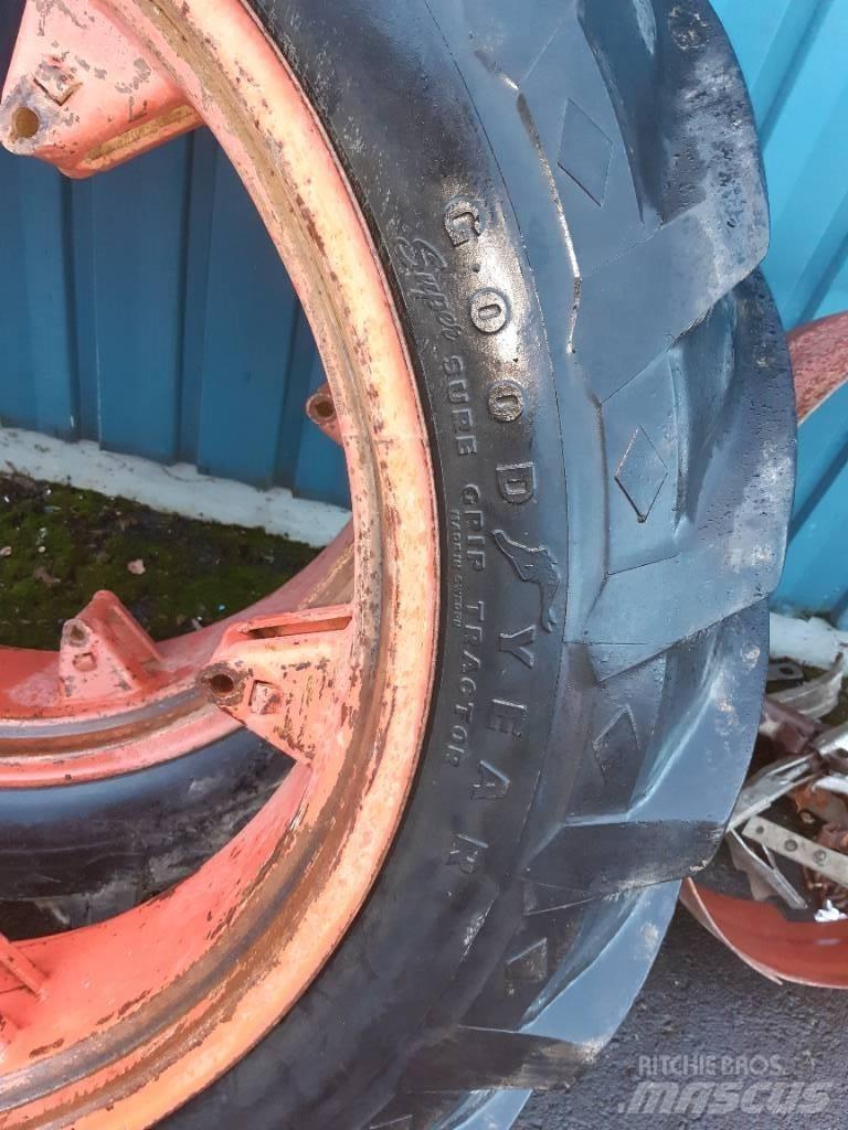 Goodyear 12.4-36 Gumiabroncsok, kerekek és felnik