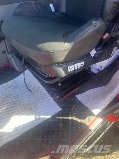 Komatsu 931 XC Betakarítók