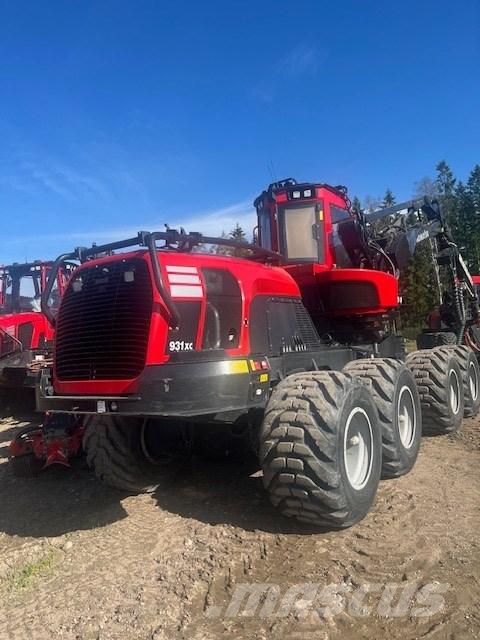 Komatsu 931 XC Betakarítók