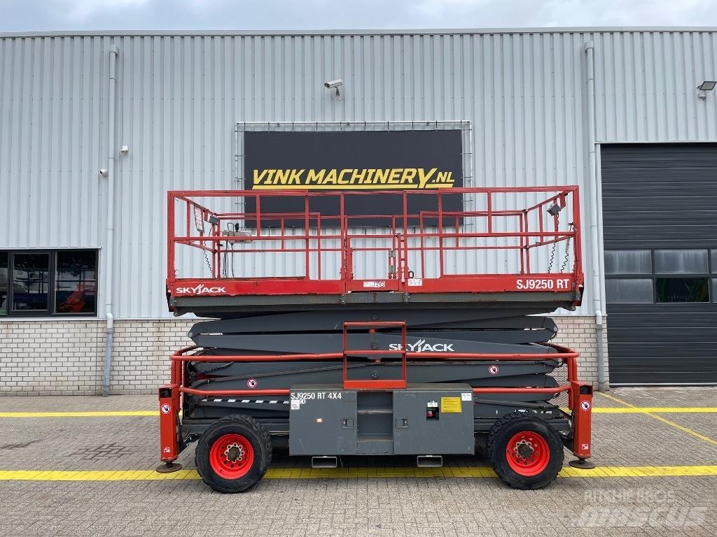 SkyJack SJ 9250 RT Ollós emelők