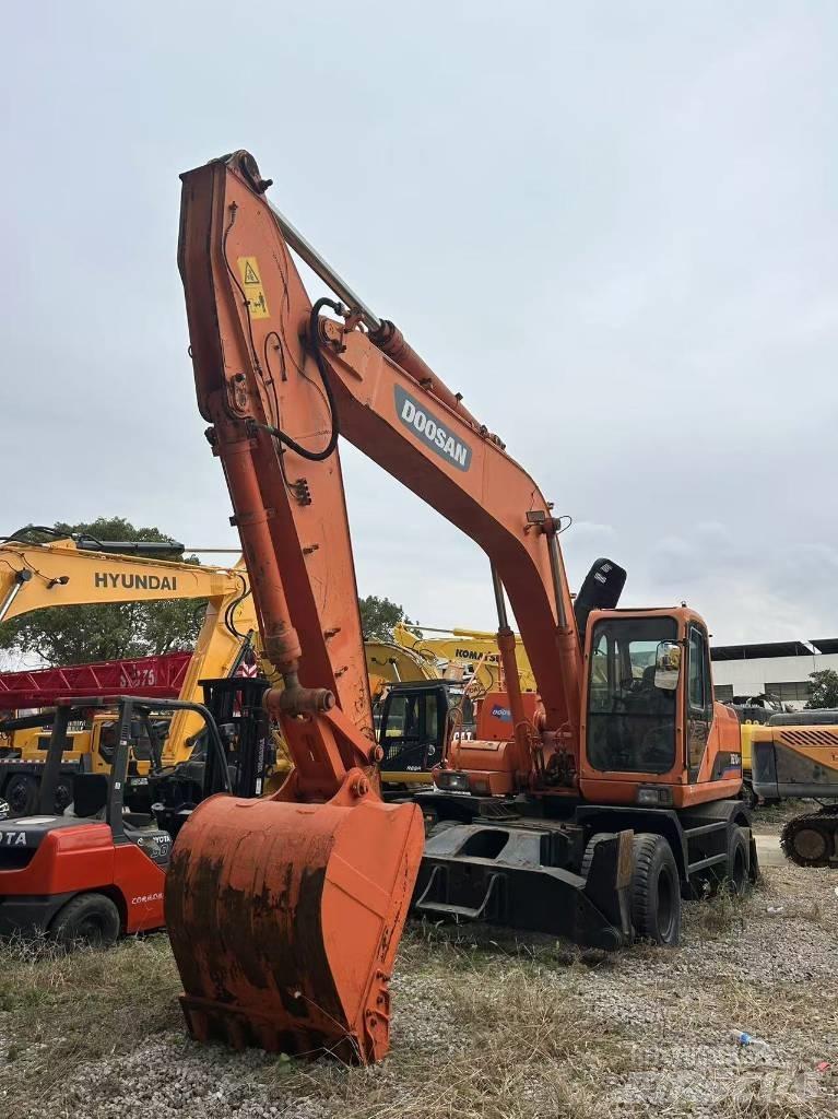 Doosan DH 210 W Gumikerekes kotrók