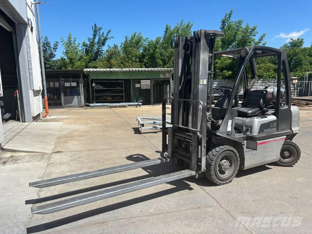 Nissan UD02A25PQ Gázüzemű targoncák