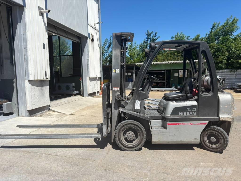 Nissan UD02A25PQ Gázüzemű targoncák