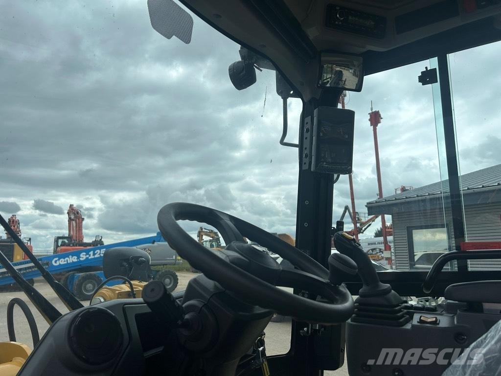 CAT 906 Gumikerekes homlokrakodók