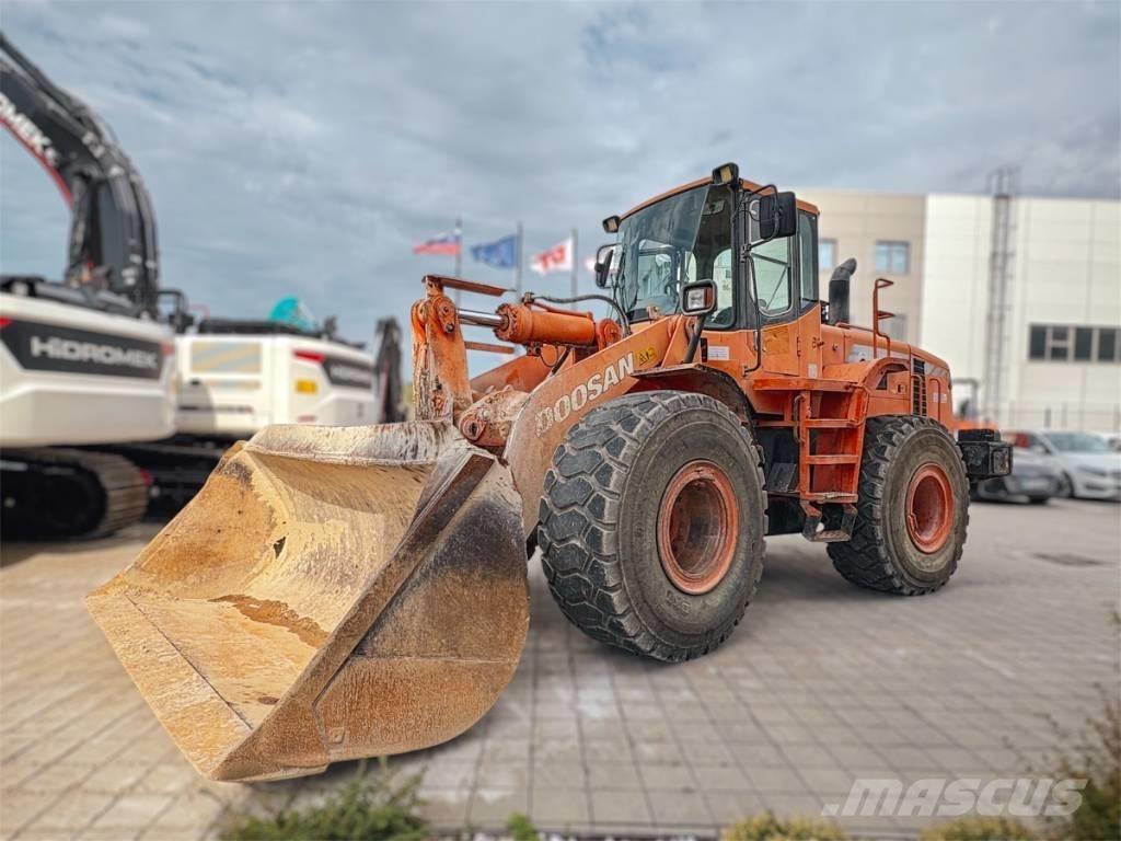 Doosan DL 300 Gumikerekes homlokrakodók