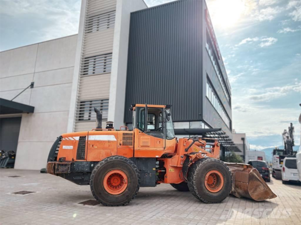 Doosan DL 300 Gumikerekes homlokrakodók