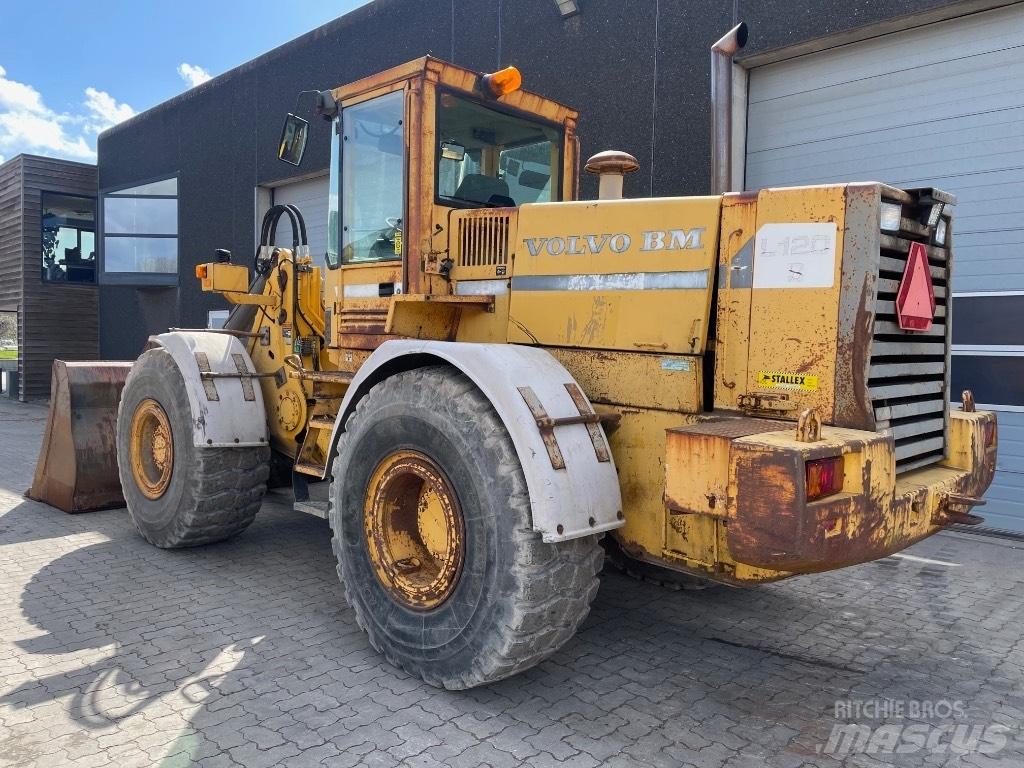 Volvo L120B Gumikerekes homlokrakodók