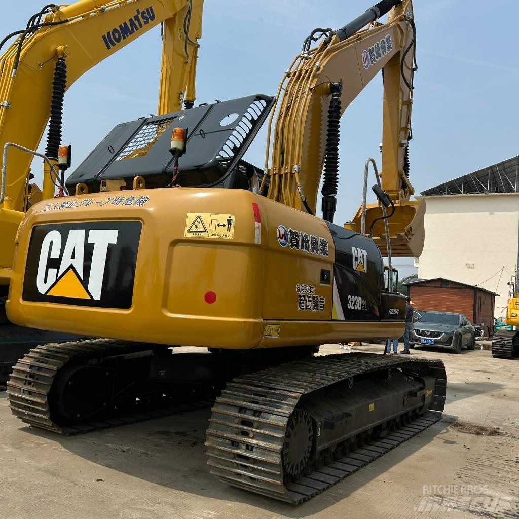 CAT 323D2L Lánctalpas kotrók