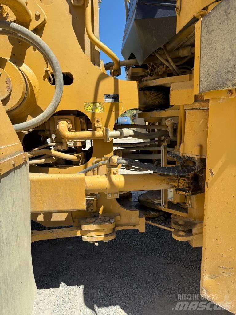 CAT 988 H Gumikerekes homlokrakodók