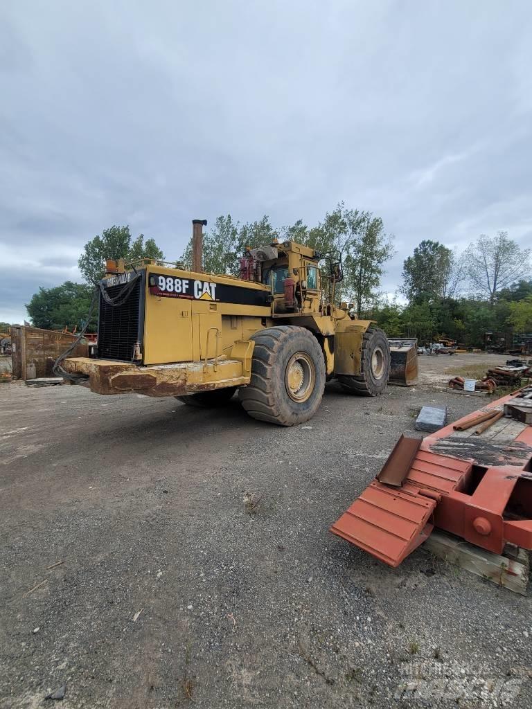 CAT 988 F Gumikerekes homlokrakodók