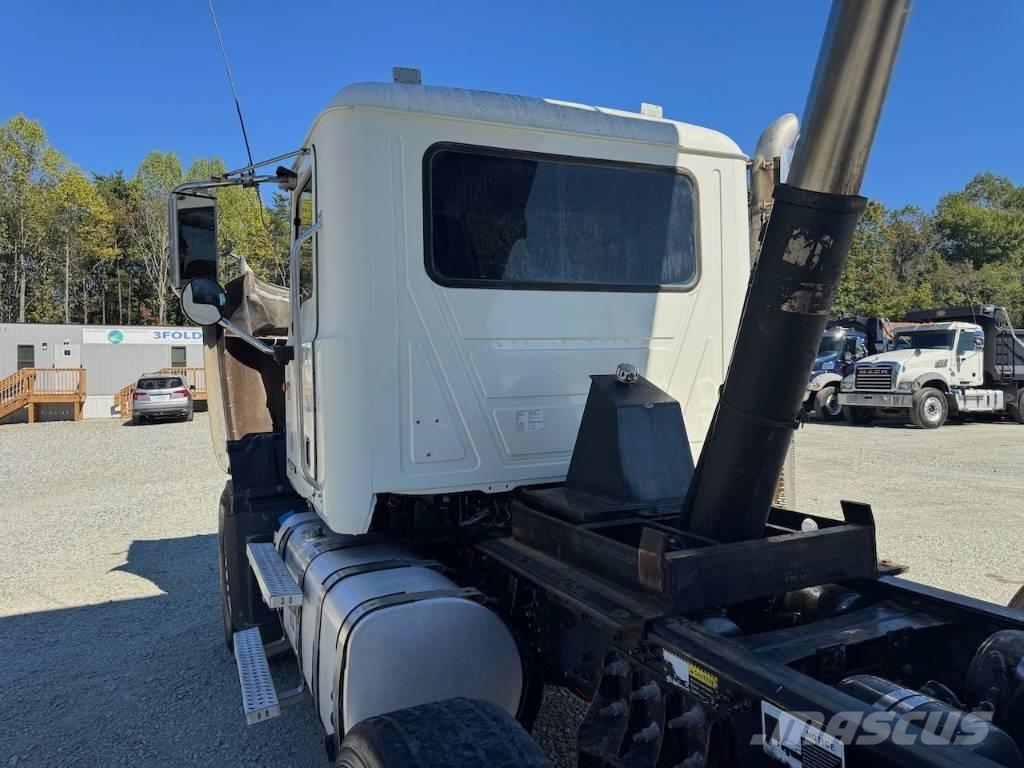 Mack GU713 Billenő teherautók