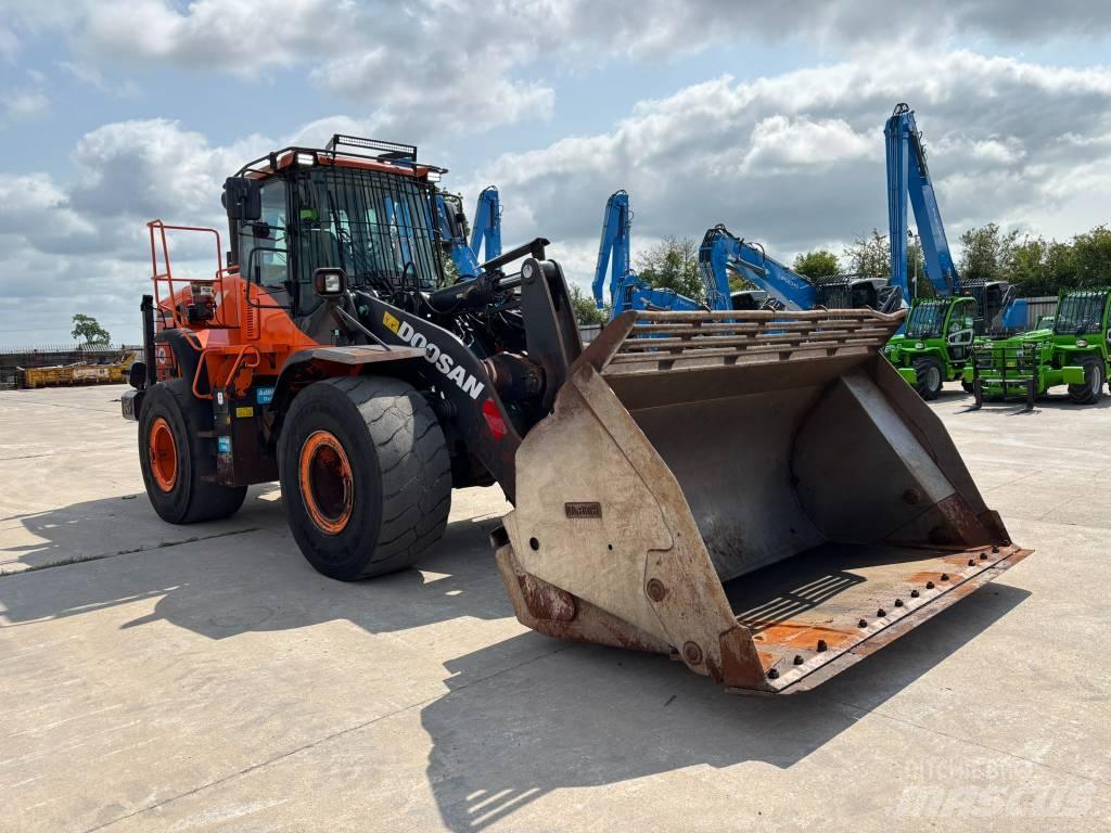 Doosan DL 300-5 Gumikerekes homlokrakodók