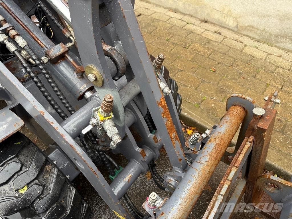 Eurotrac W10 Gumikerekes homlokrakodók