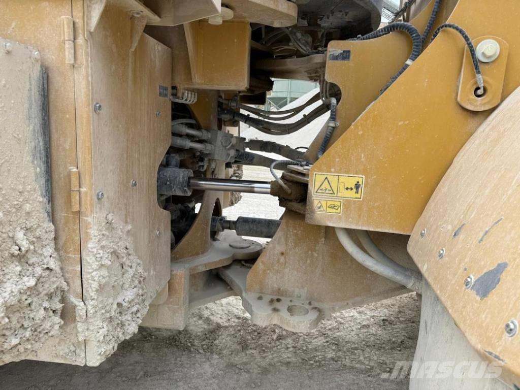 CAT 972M Gumikerekes homlokrakodók