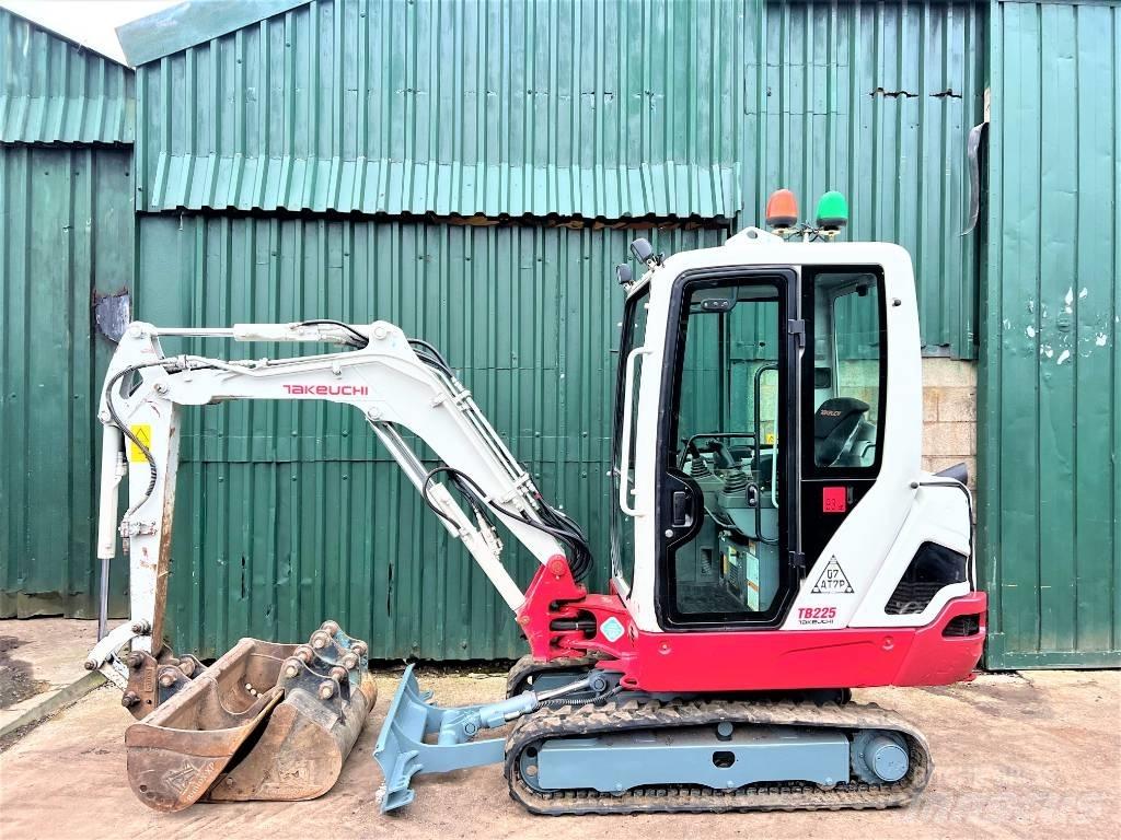 Takeuchi TB225 Mini kotrók < 7t