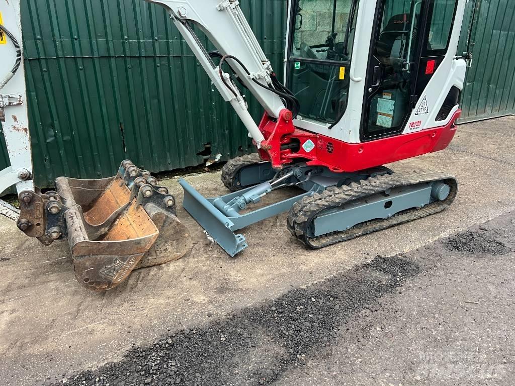 Takeuchi TB225 Mini kotrók < 7t