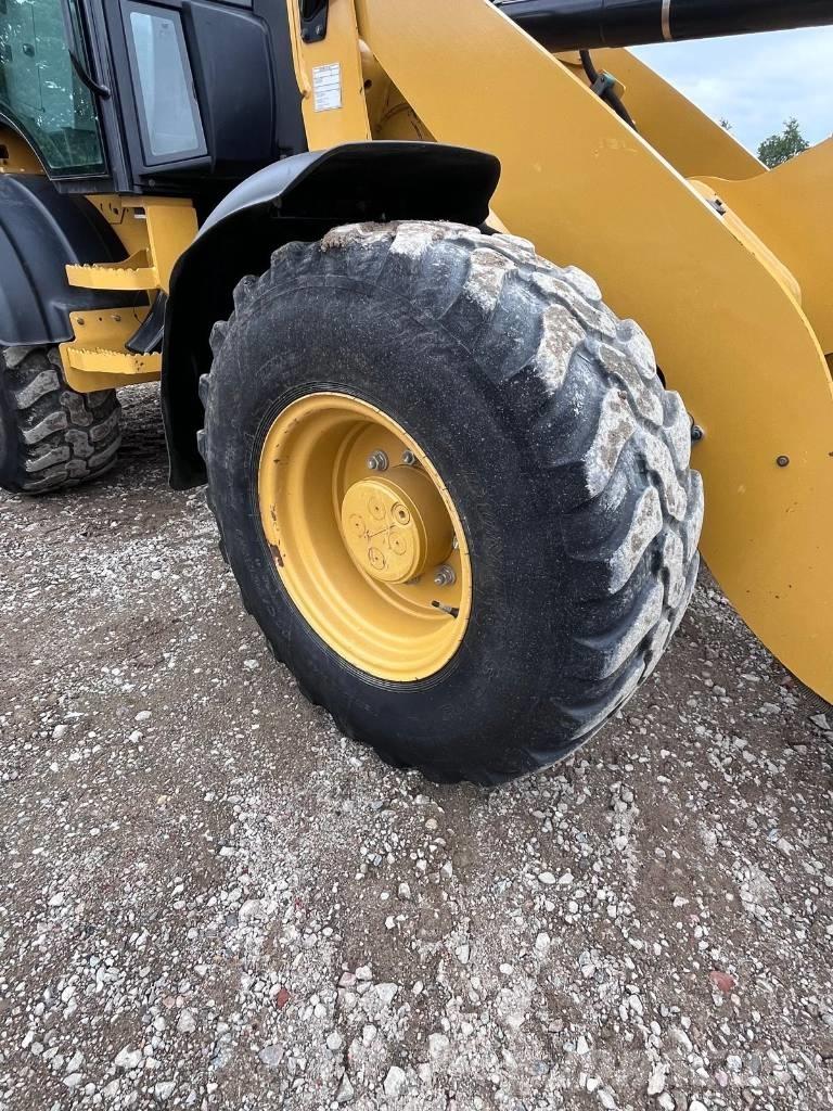 CAT 908M Gumikerekes homlokrakodók