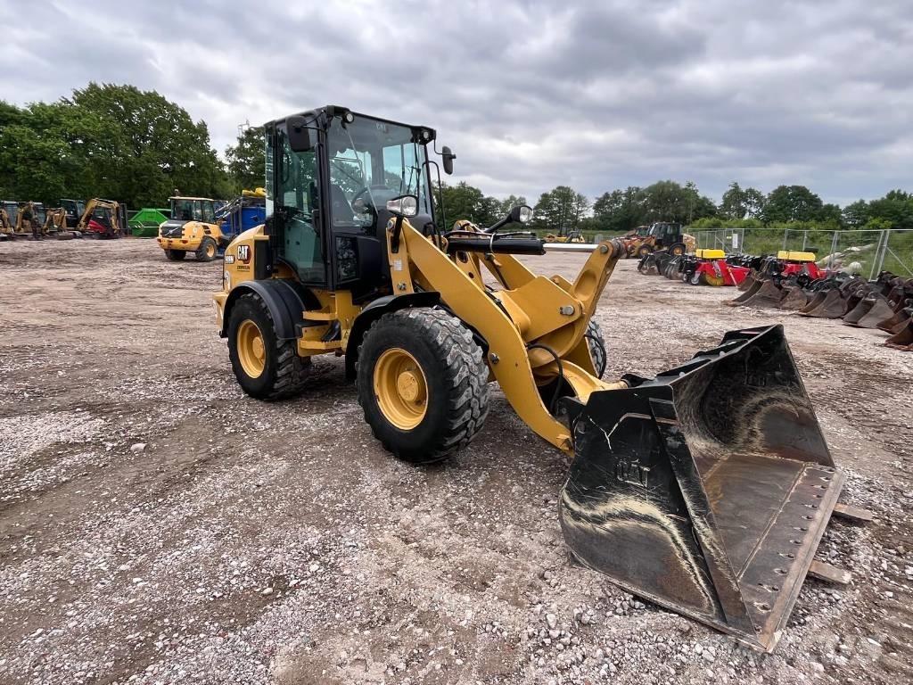 CAT 908M Gumikerekes homlokrakodók