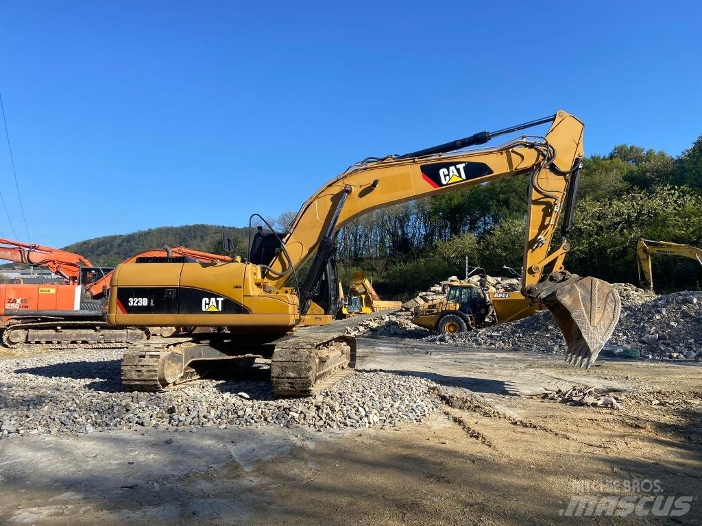 CAT 323 D Lánctalpas kotrók