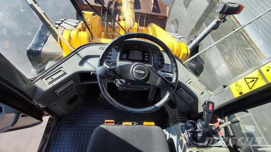 Komatsu WA 270-3 Gumikerekes homlokrakodók