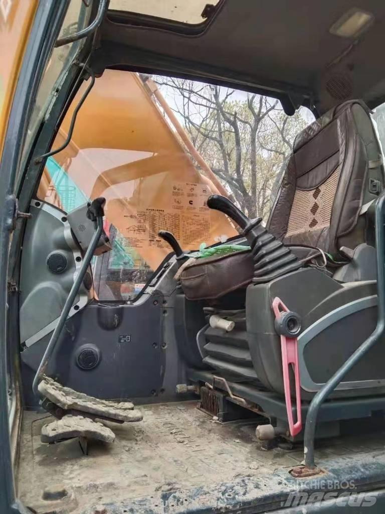 Hyundai R215-9T Gumikerekes kotrók