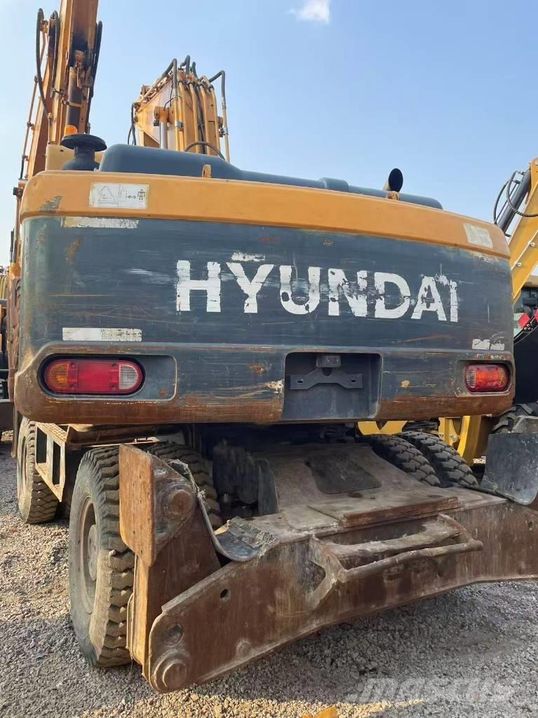 Hyundai 210W-9 Gumikerekes kotrók