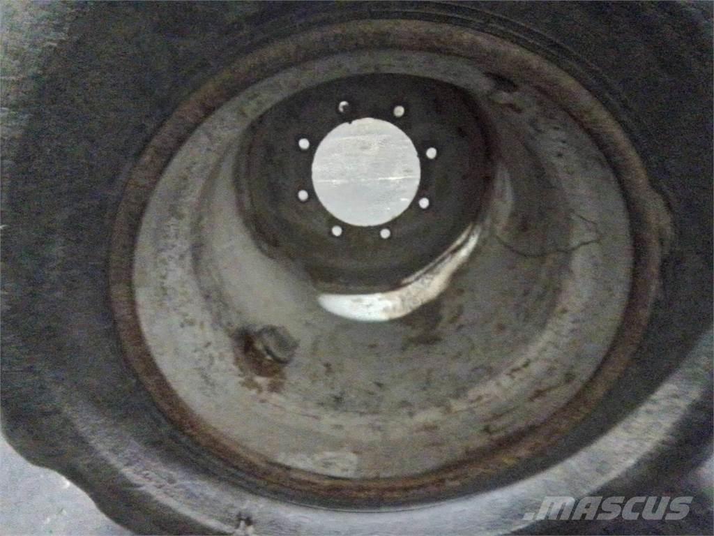 Valmet 820 24x22,5 Gumiabroncsok, kerekek és felnik