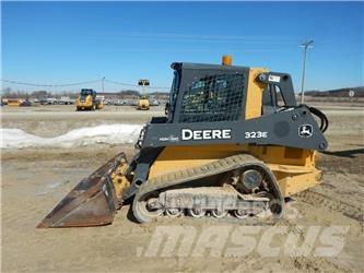 John Deere 323E Kompaktrakodók