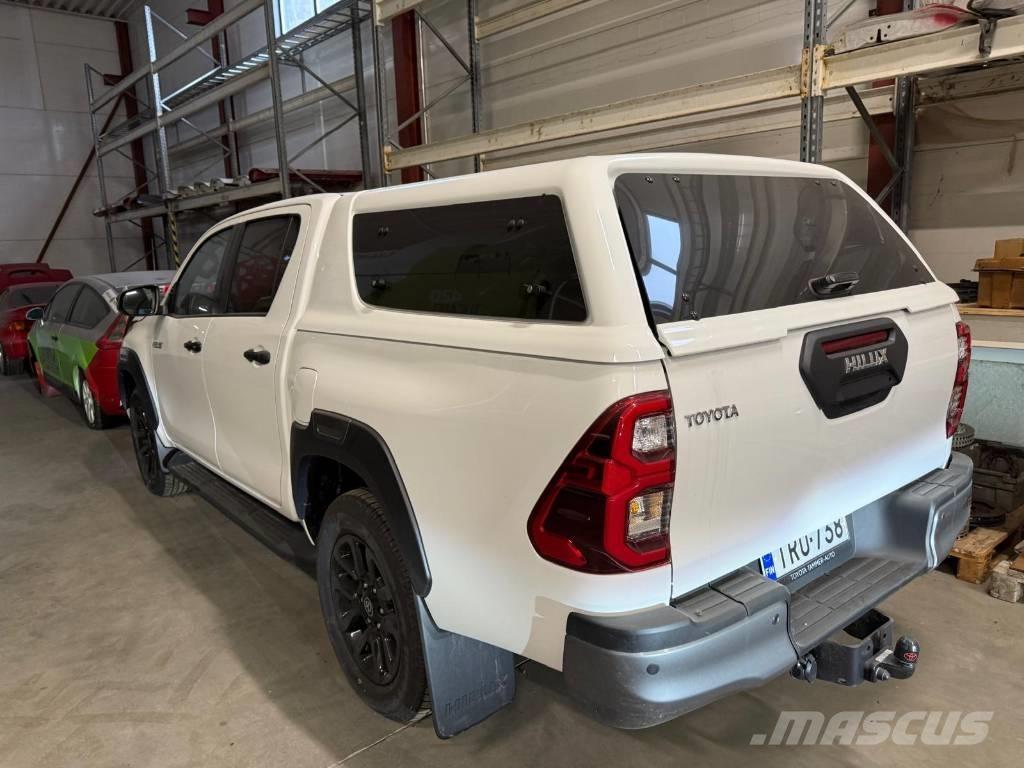 Toyota Hilux 2.8D Transporterek