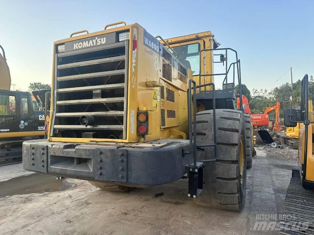 Komatsu WA 600 Gumikerekes homlokrakodók